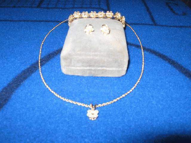 دستبند تنیس ، گوشواره طلا و آویز طلا