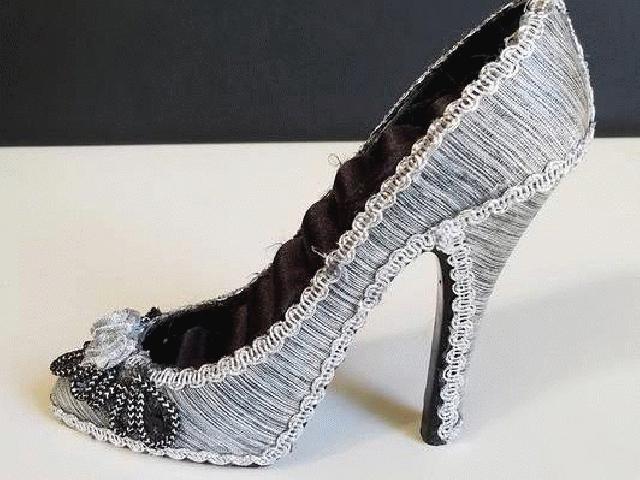 دارنده حلقه غیر معمول-کفش نقره ای با دکوراسیون