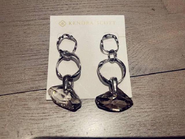 Kendra اسکات اوردین رها کردن گوشواره