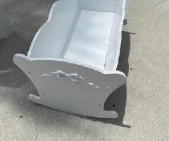 دختر آمریکایی عروسک گهواره های چوبی