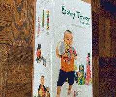 کودک مقوا انباشته برج