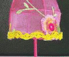 پیکر کوچک از زن لباس با تور صورتی و گل در پایه