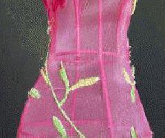پیکر کوچک از زن لباس با تور صورتی و گل در پایه